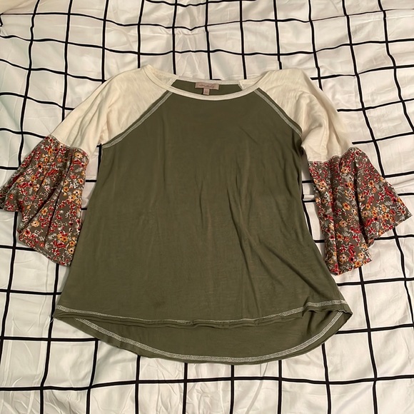 Women’s 3/4 flutter sleeve top size XS - Picture 1 of 3